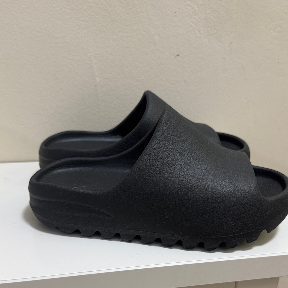 YEEZY SLIDES KIDS SIZE 1